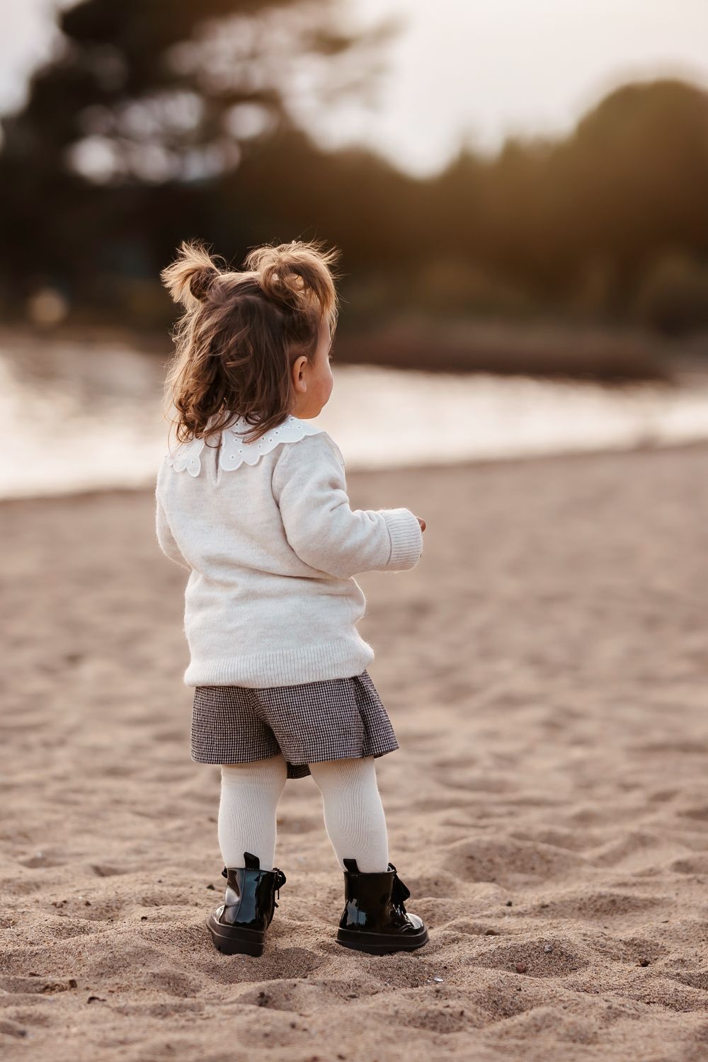 Liten jente i solnedgangen på stranden. Barnefotografering Kristiansand