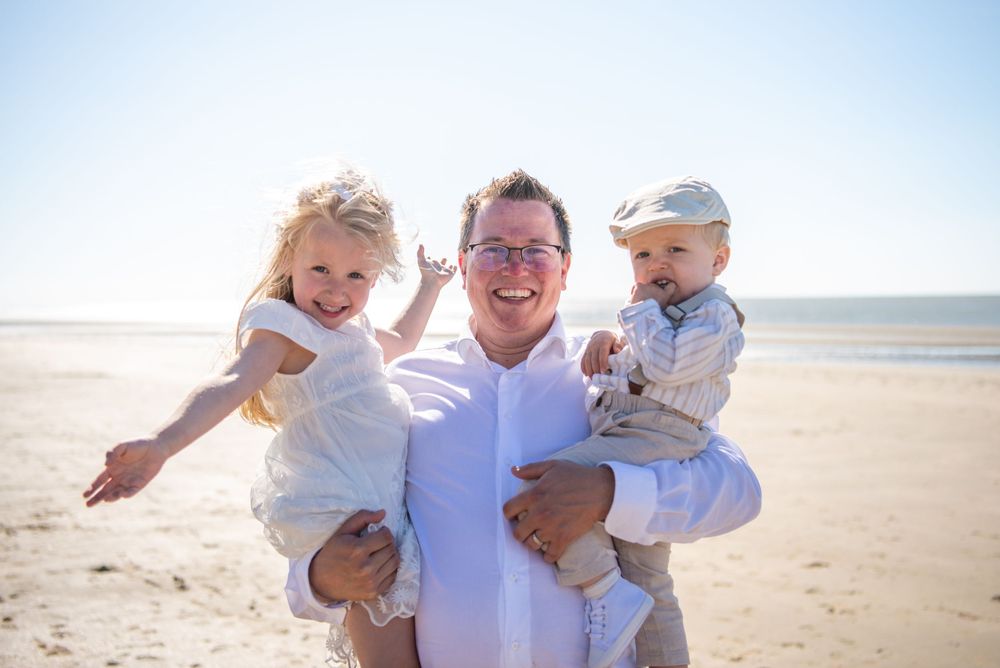 Fotoshoot Hengelo, trouwfotografie Enschede, gezinsfotograaf Almelo, zwarte achtergrond fotografie Twente