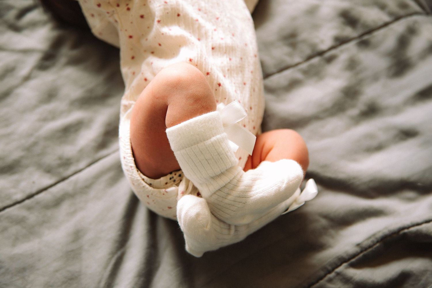 Details van de handjes van een baby.