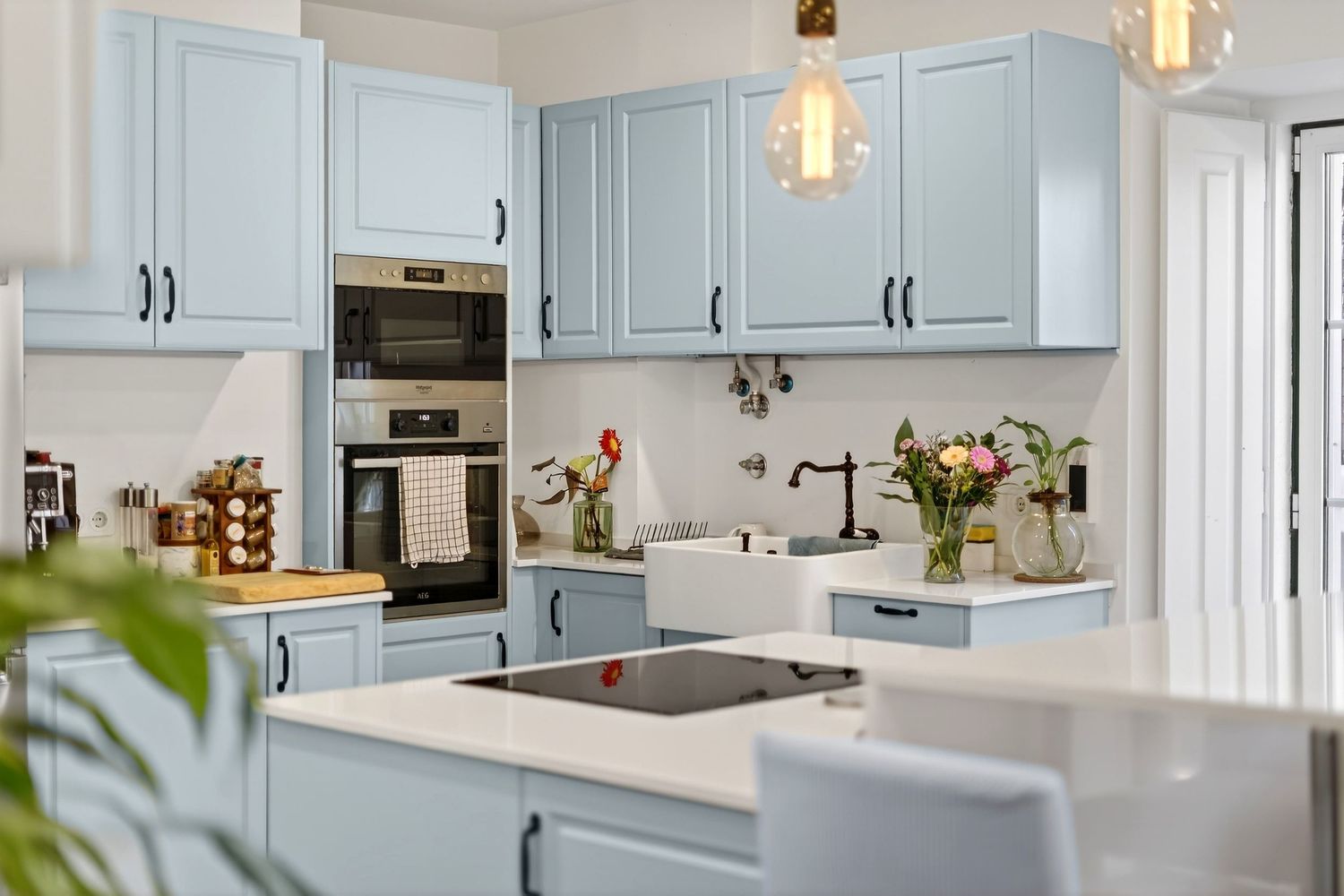 Fotografia imobiliária de uma cozinha moderna e luminosa em Lisboa