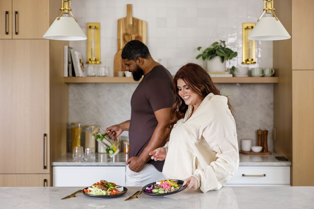 Fuller Nutri Fuel Seattle, WA Meal Prep delivery service for the busy professional product partners, couple eating food together