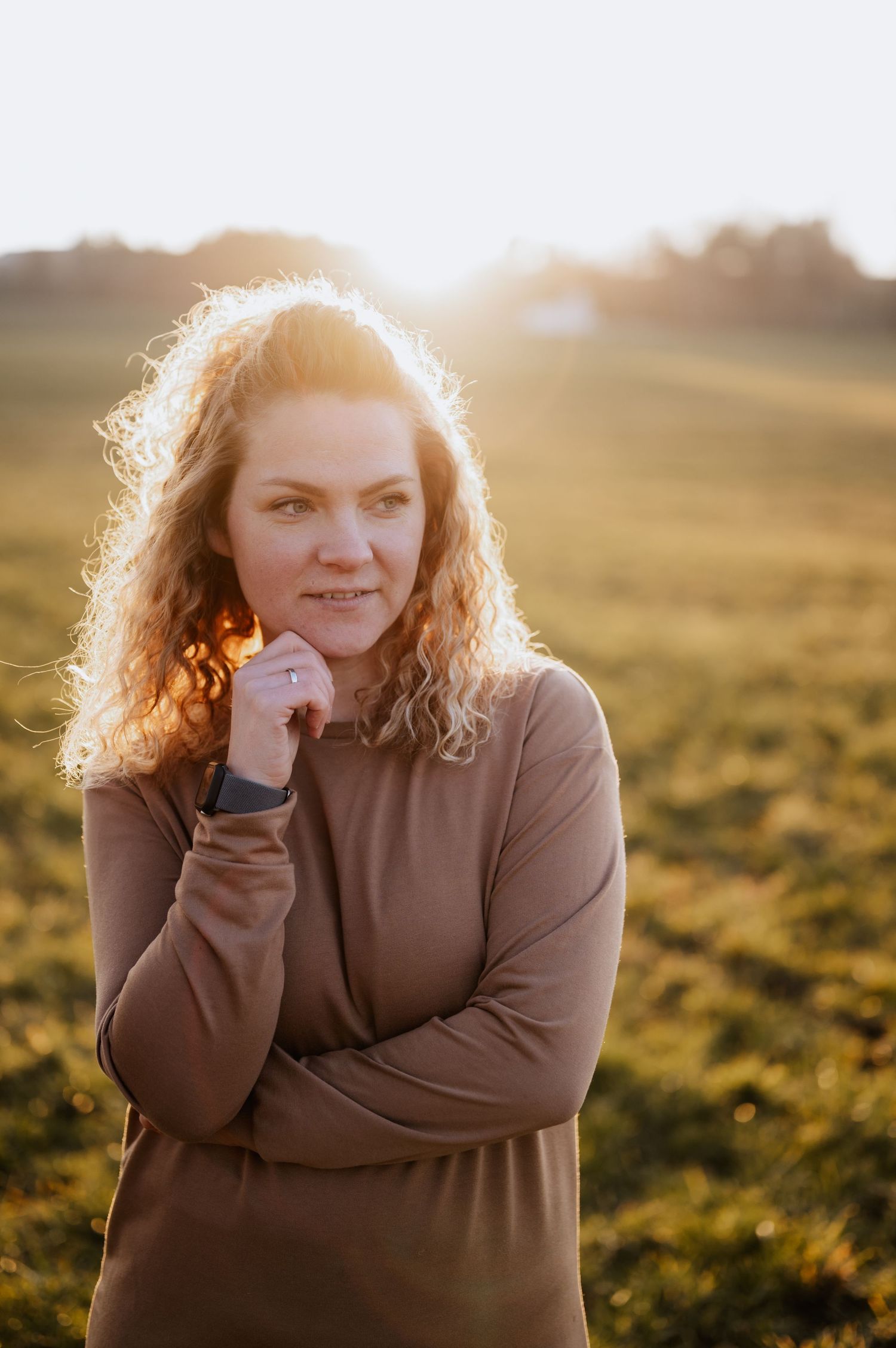 Sina Linder Portrait in Bad Saulgau beim Sonnenuntergang auf der Wiese Jovanna Burkard KWICKSHOT