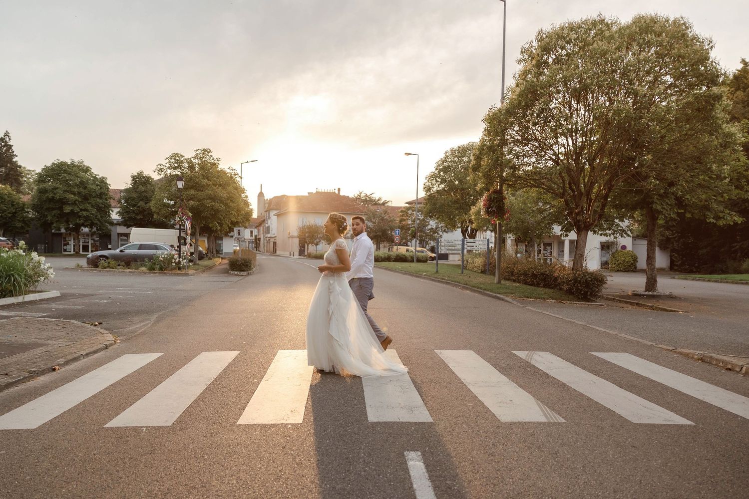 Mariés en tenue de mariage