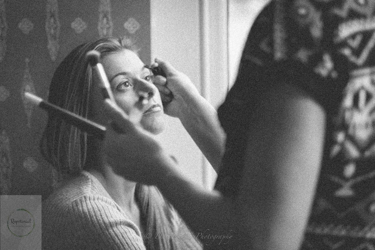 Reportage detail shot of MUA preparing bridesmaid