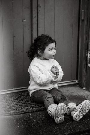 Тatural and heartfelt children’s photography in a family setting