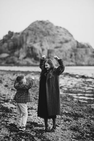 Natural and heartfelt children’s photography in a family setting
