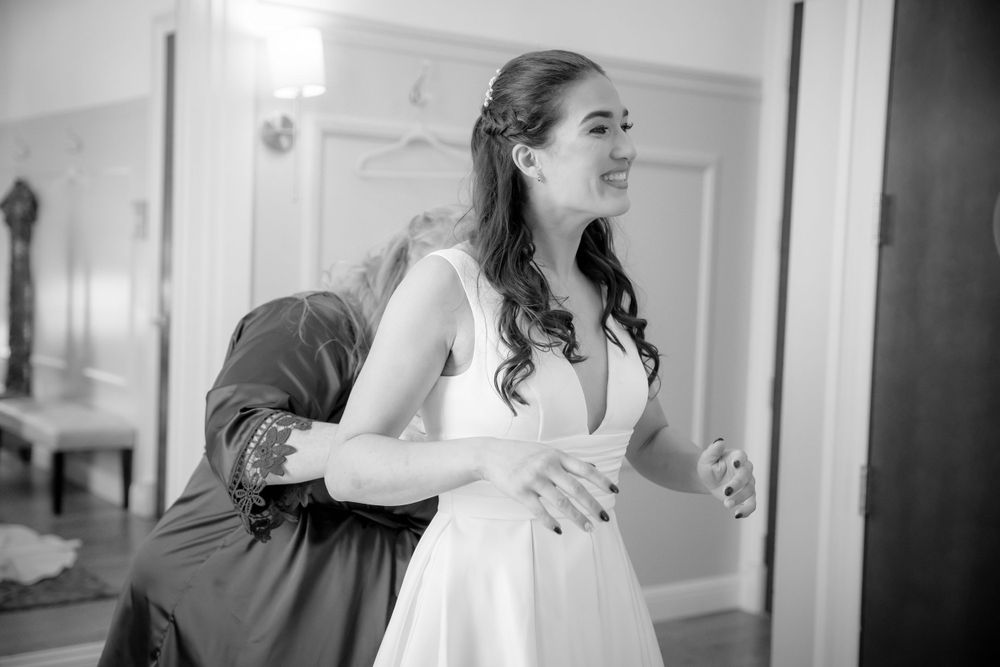 Photograph of bride getting ready at Evergreen Springs by Wedgewood in Elk Grove, CA by Elk Grove Wedding Photographer, Ashley Nicole Baeza.