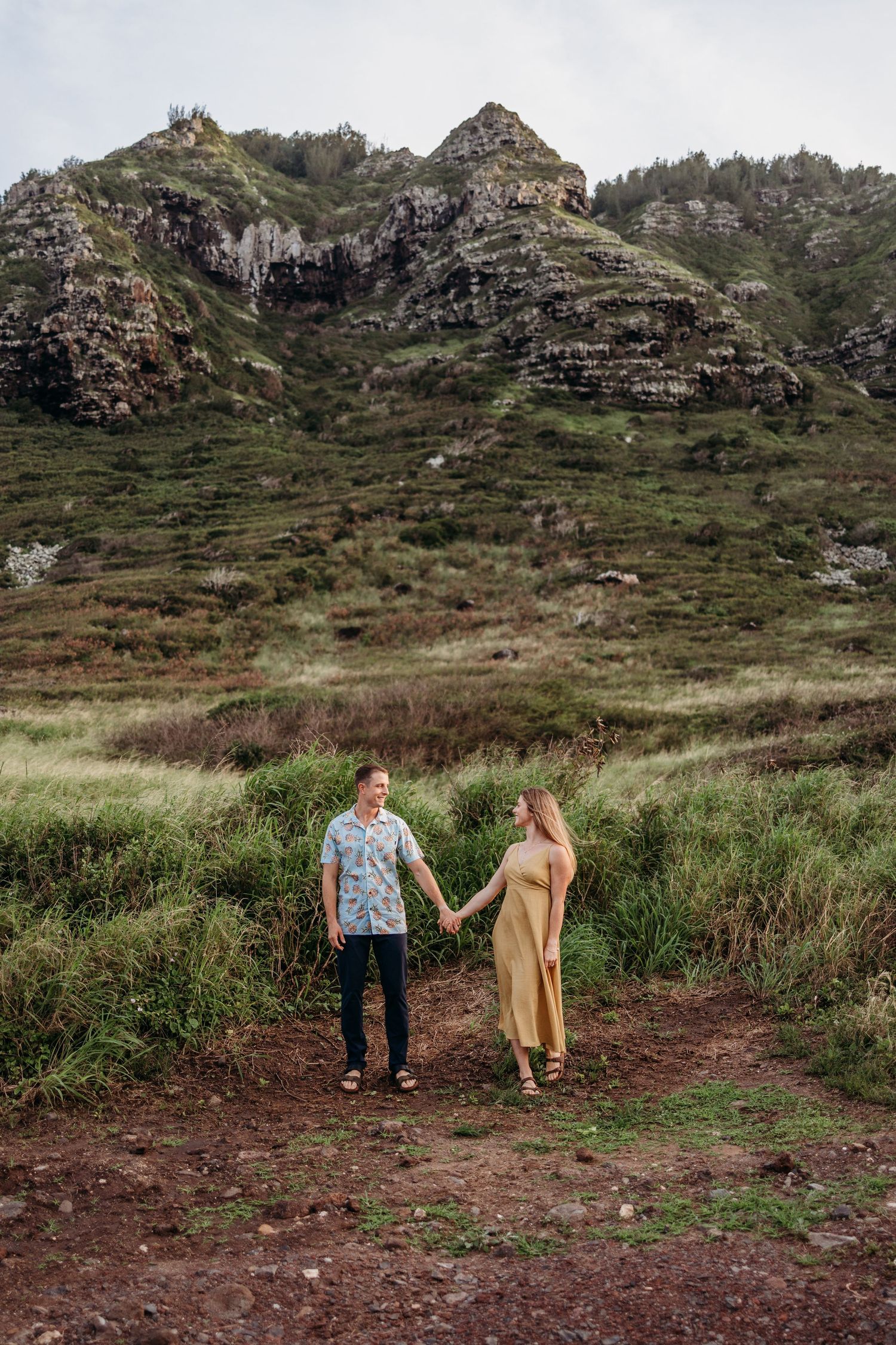 Engagement session Oahu, Hawaii with mountain view
