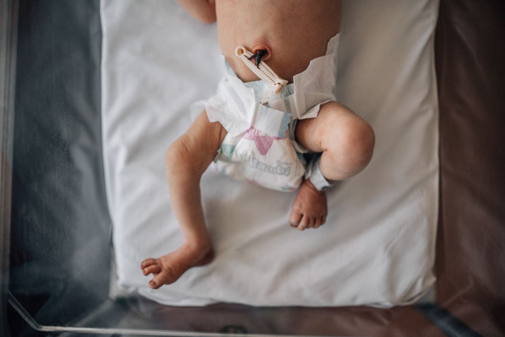 newborn baby's feet and belly button at dubai newborn photography session