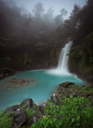 waterval - blauw meer - mistig
