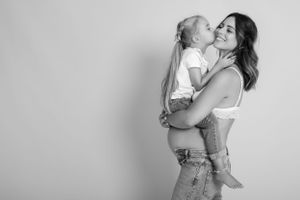Photo grossesse studio Neuchâtel – Capturez la magie de votre grossesse avec des images authentiques et élégantes en studio