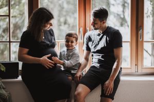 Grossesse naturelle et vraie – Séance lifestyle avec lumière douce en Suisse romande