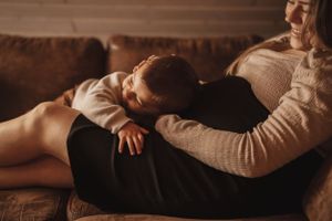 Grossesse lifestyle à Neuchâtel – Un moment de douceur et de sérénité pendant votre grossesse, capturé naturellement