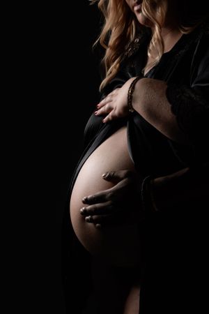 Photographe grossesse studio à Neuchâtel – Créez des souvenirs touchants de votre grossesse avec des photos naturelles