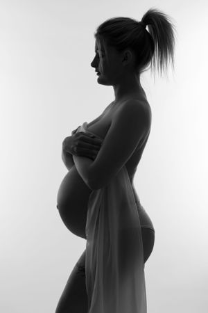 Séance photo grossesse Neuchâtel – Mettez en valeur votre ventre de grossesse avec des photos de qualité