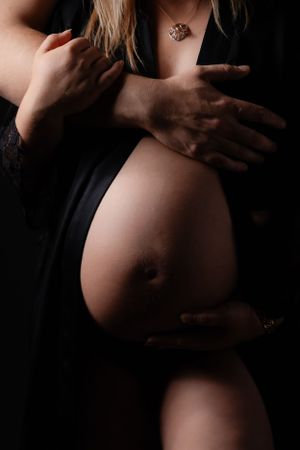 Photo grossesse en studio à Neuchâtel – Créez des souvenirs précieux avant la naissance de votre bébé