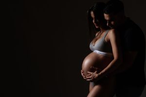 Studio grossesse à Neuchâtel – Des images douces et intemporelles de votre grossesse dans un environnement chaleureux