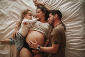 Séance grossesse lifestyle Neuchâtel – Célébrez cette période unique avec une photo naturelle et émotive