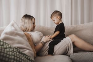 Grossesse lifestyle – Une séance photo intime pour célébrer la maternité dans son côté le plus naturel et pur