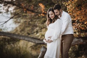 Séance grossesse en extérieur Suisse Romande – Profitez de la nature pour immortaliser l’attente de bébé avec des photos authentiques