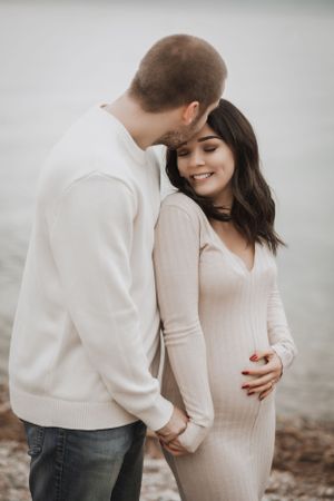 Grossesse en extérieur en Suisse Romande – Sublimez votre ventre rond au cœur de la nature