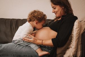 Séance photo grossesse à Neuchâtel – Un instant intime capturé dans un cadre naturel et authentique