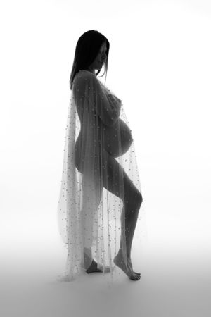 Séance photo grossesse en studio – Capturez la beauté de votre ventre rond dans un cadre intime et lumineux