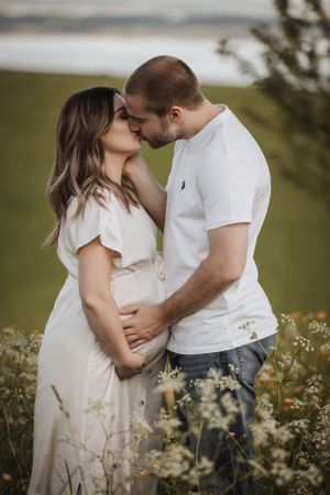 Grossesse en extérieur Suisse Romande – Un cadre bucolique pour capturer l’essence de la maternité