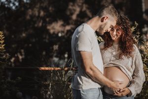 Photo grossesse lifestyle – Un moment intime et chaleureux, capturé à travers des clichés naturels et authentiques