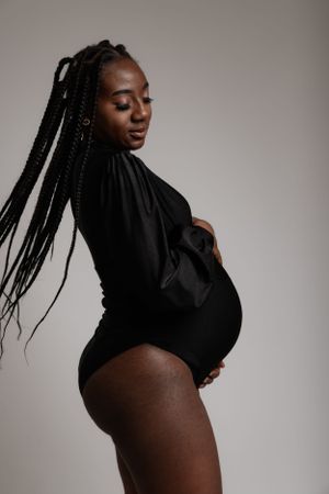 Séance grossesse studio Neuchâtel – Sublimez la beauté de votre ventre arrondi avec des photos artistiques