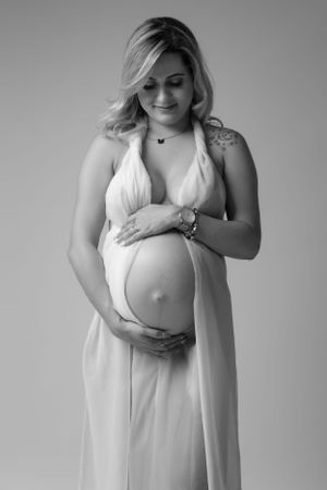 Studio grossesse Neuchâtel – Des photos intimes et élégantes pour garder des souvenirs précieux de votre grossesse
