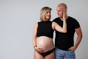 Photo grossesse studio Neuchâtel – Un souvenir élégant de votre ventre arrondi et de cette période magique