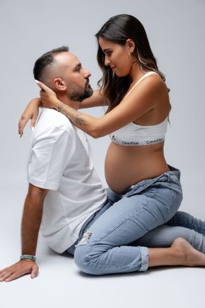 Studio grossesse Neuchâtel – Capturer les émotions et la beauté de la grossesse avec des photos créatives