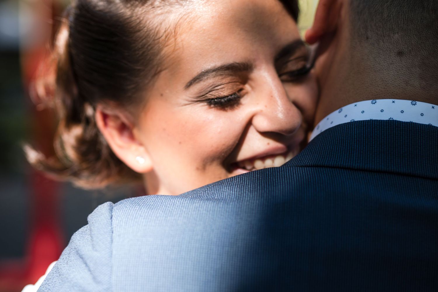 photo des mariés qui s'embrassent lors de leur mariage après la cérémonie à la mairie