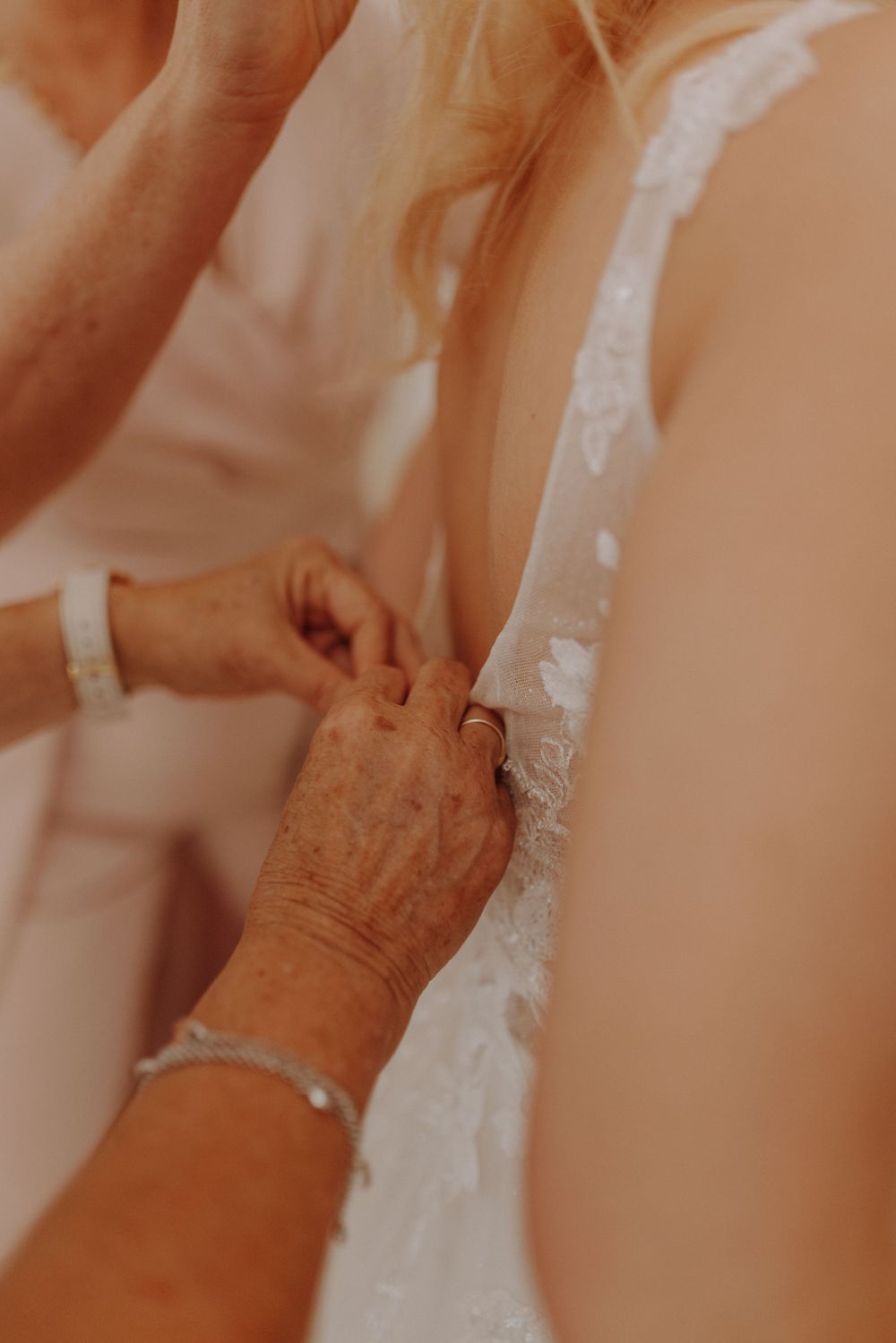 Hochzeitskleid anziehen