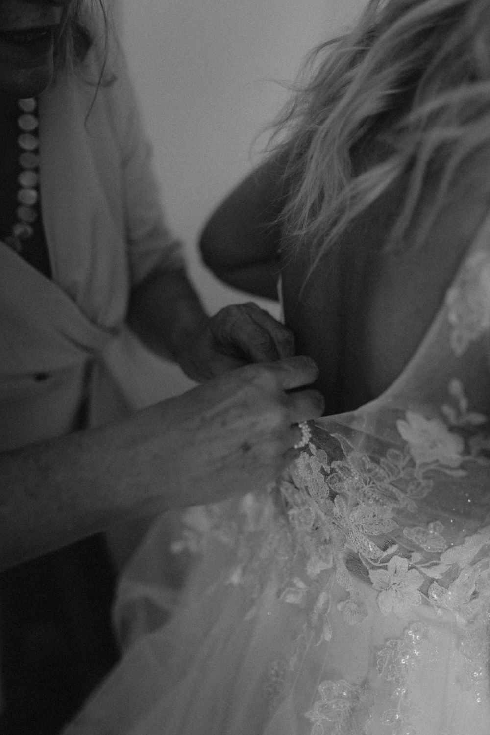 Hochzeitskleid wird angezogen