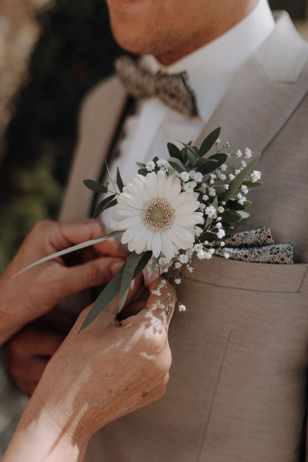 Bräutigam mit Blumenschmuck