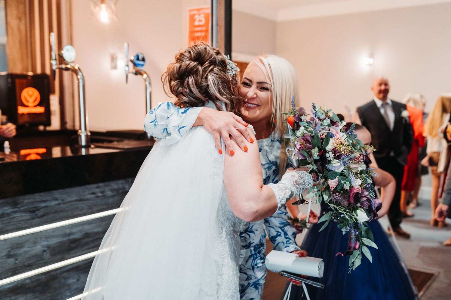 how to work with a second shooter at the wedding