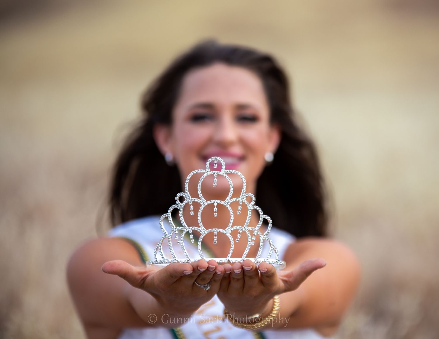 gunnii sack photography, graduation photo surfing, lake shoot, class of 2022, calaveras, miss calaveras
