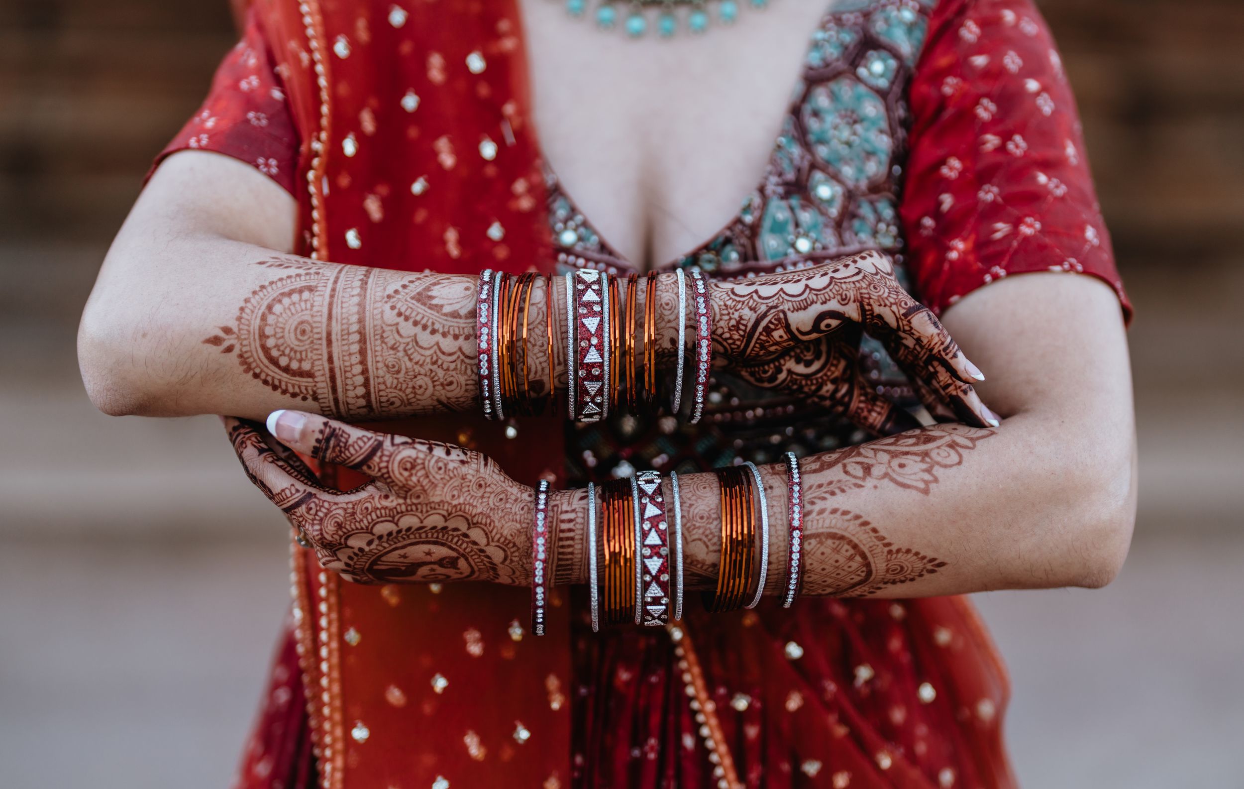 Hindu wedding detail photos, jewelry and ornate clothing (7 of 33)