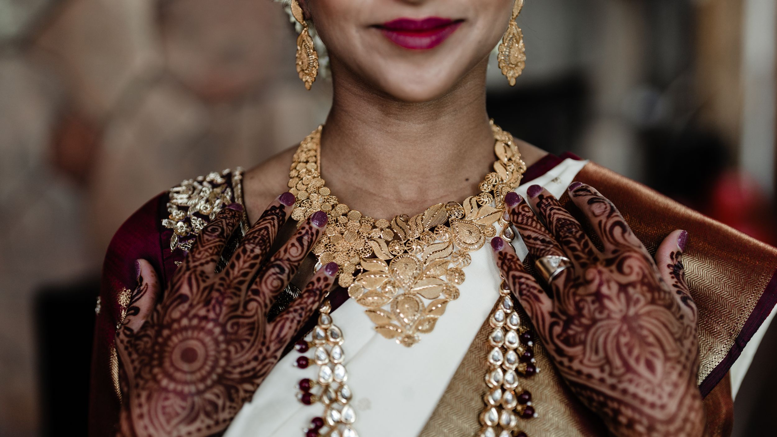 Hindu wedding detail photos, jewelry and ornate clothing (19 of 33)