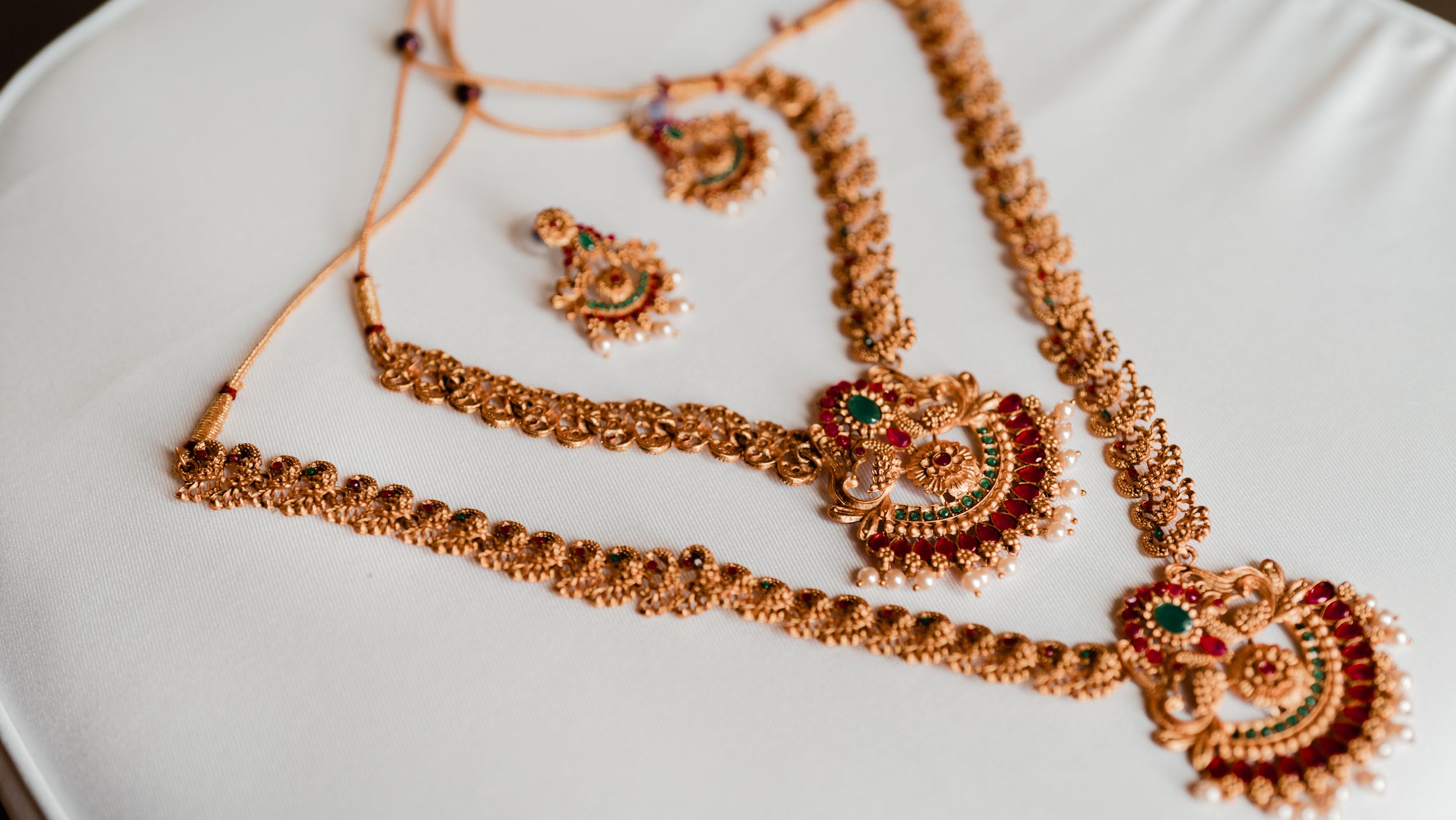 Hindu wedding detail photos, jewelry and ornate clothing (14 of 33)