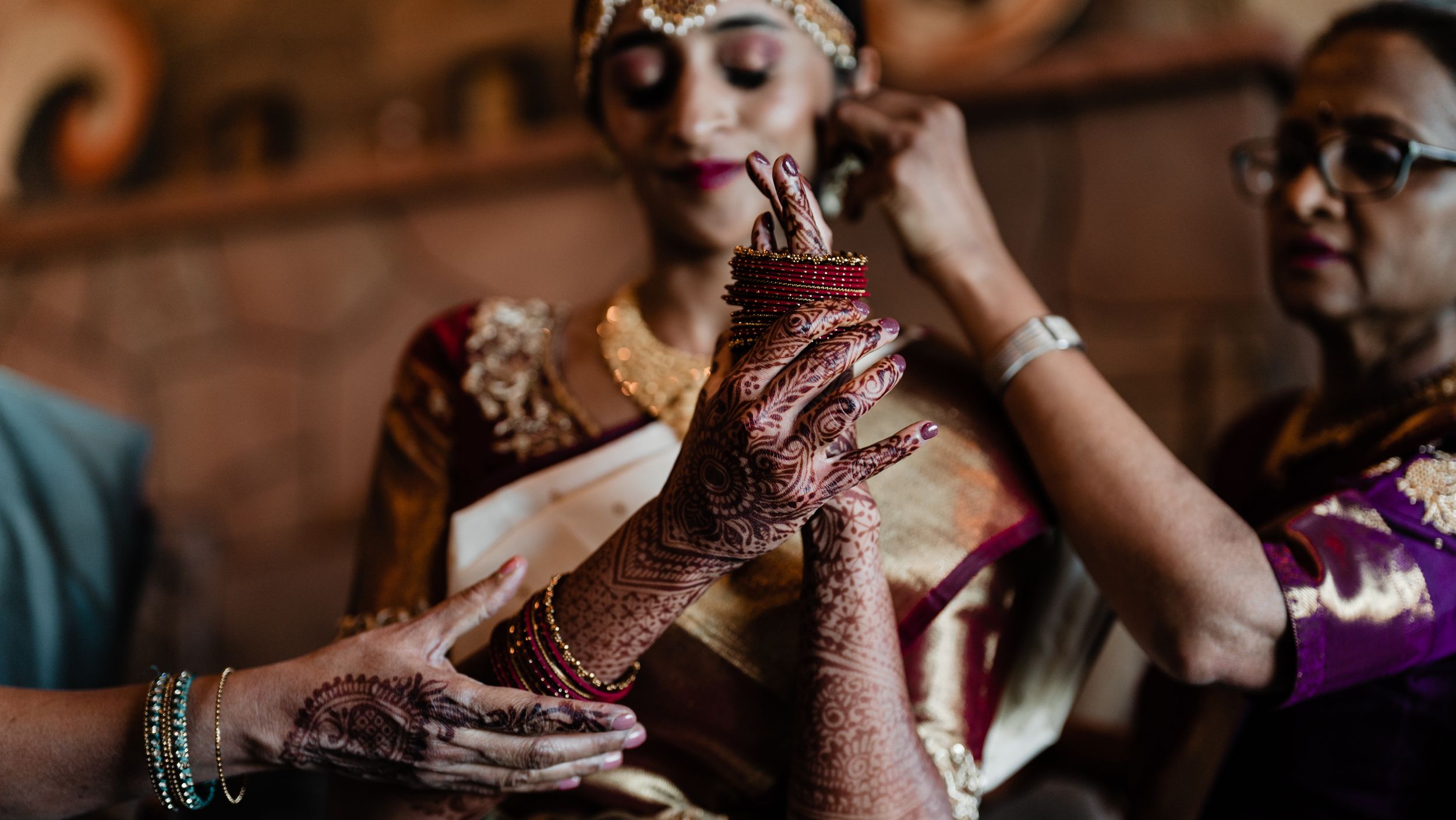 Hindu wedding detail photos, jewelry and ornate clothing (4 of 33)