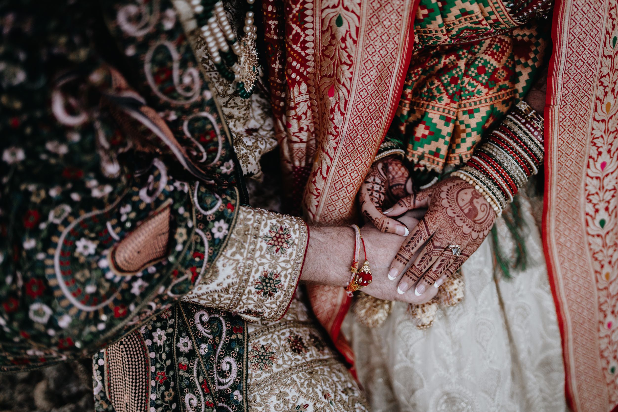 Hindu wedding detail photos, jewelry and ornate clothing (11 of 33)