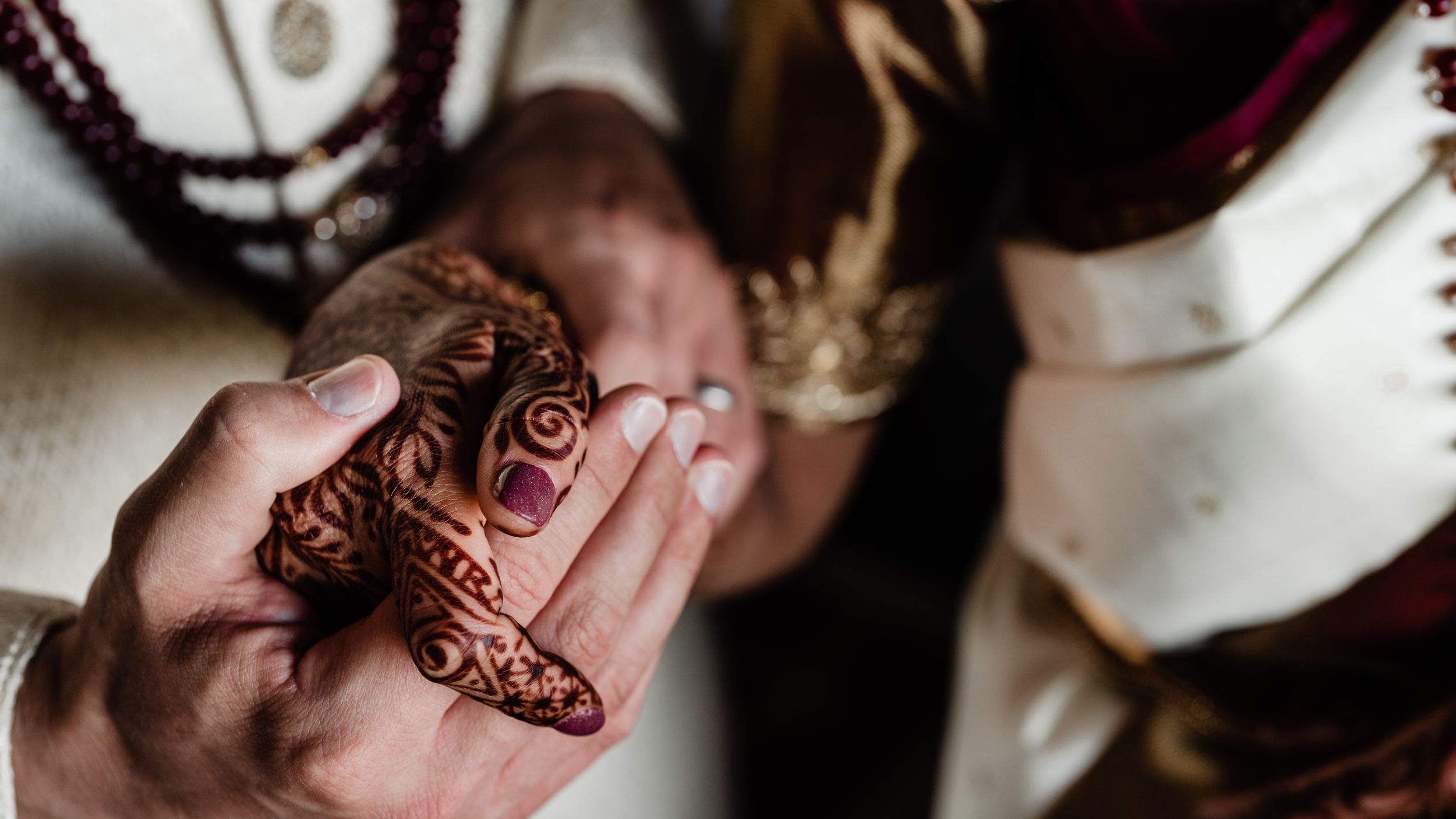Hindu wedding detail photos, jewelry and ornate clothing (32 of 33)