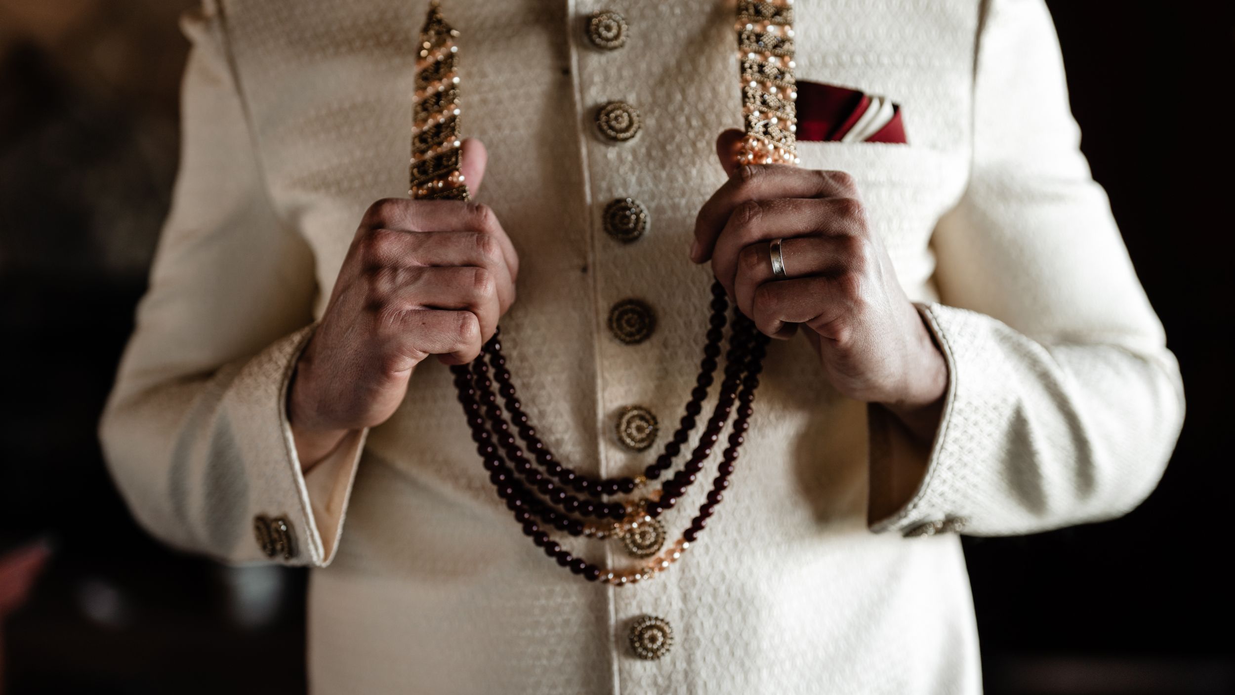 Hindu wedding detail photos, jewelry and ornate clothing (17 of 33)
