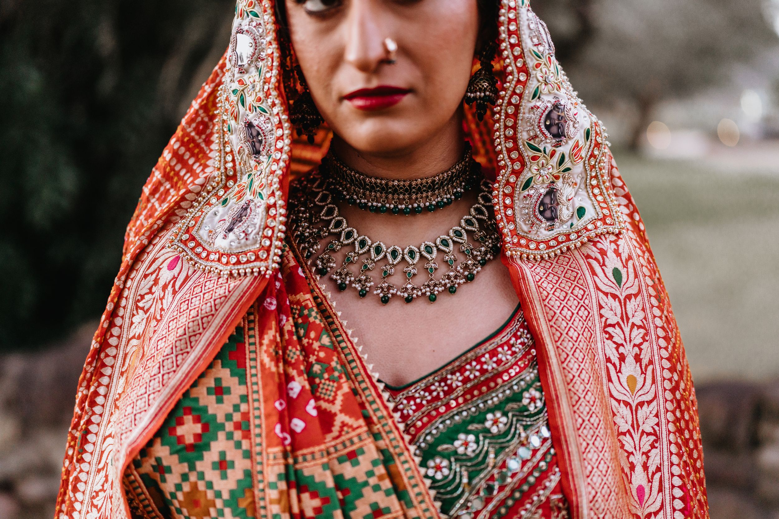 Hindu wedding detail photos, jewelry and ornate clothing (13 of 33)