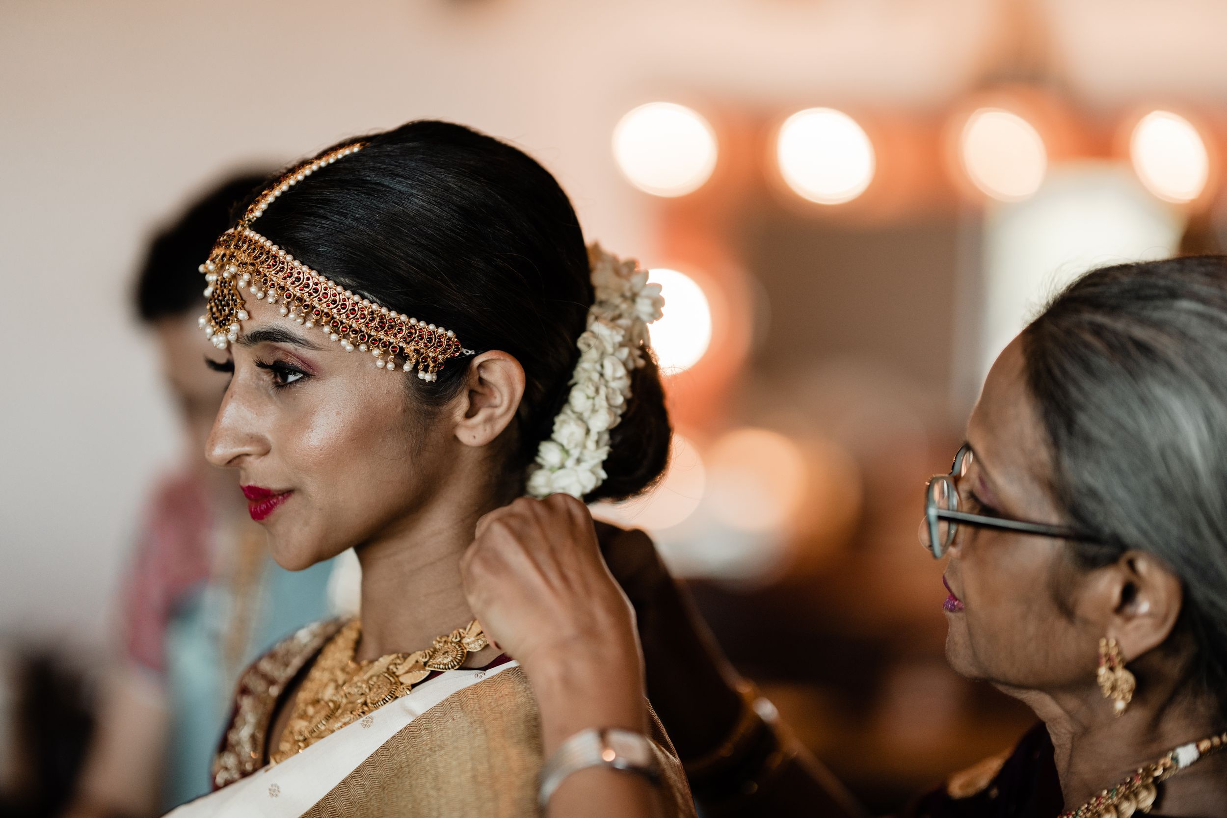 Hindu wedding detail photos, jewelry and ornate clothing (25 of 33)