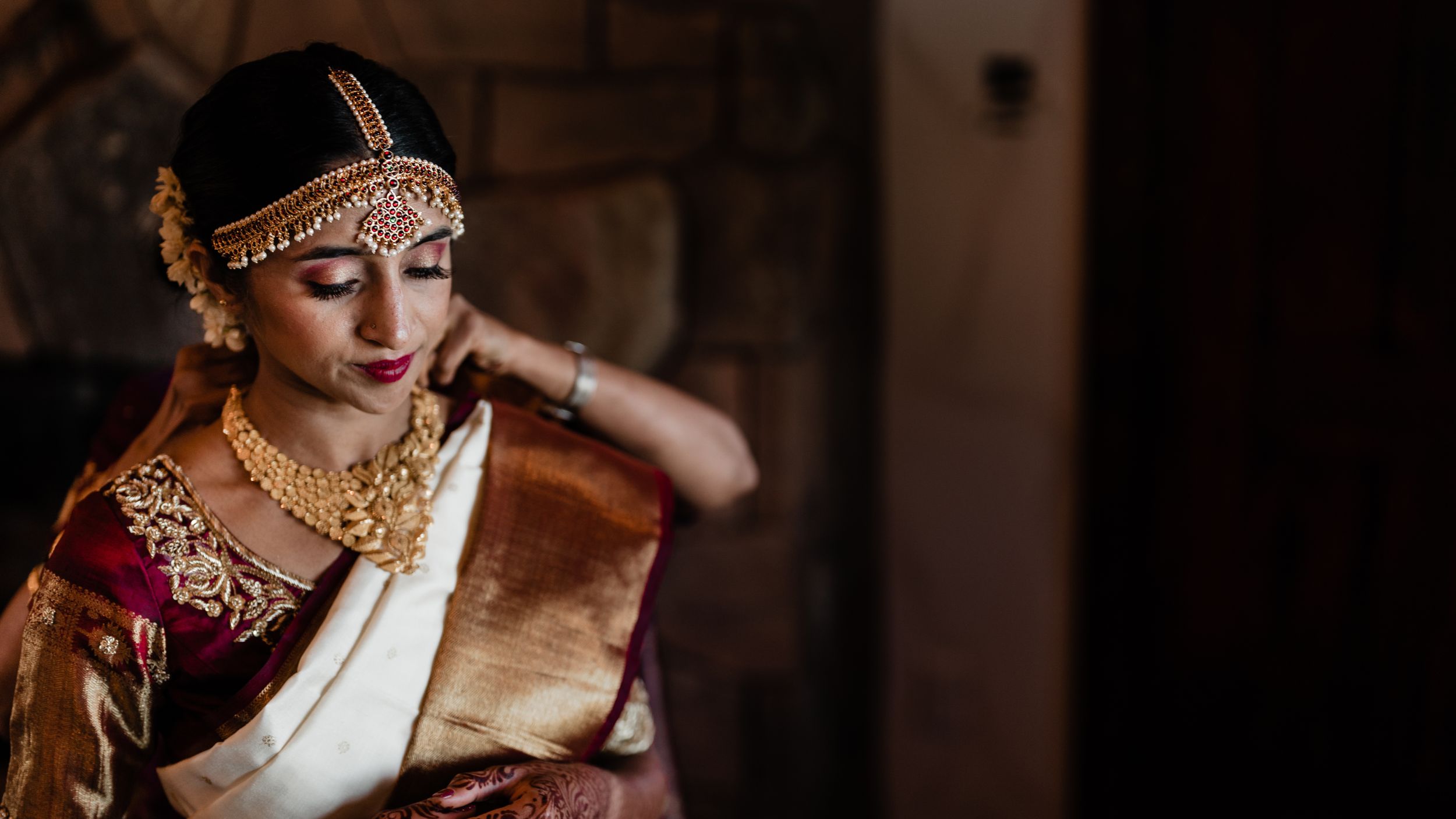 Hindu wedding detail photos, jewelry and ornate clothing (6 of 33)