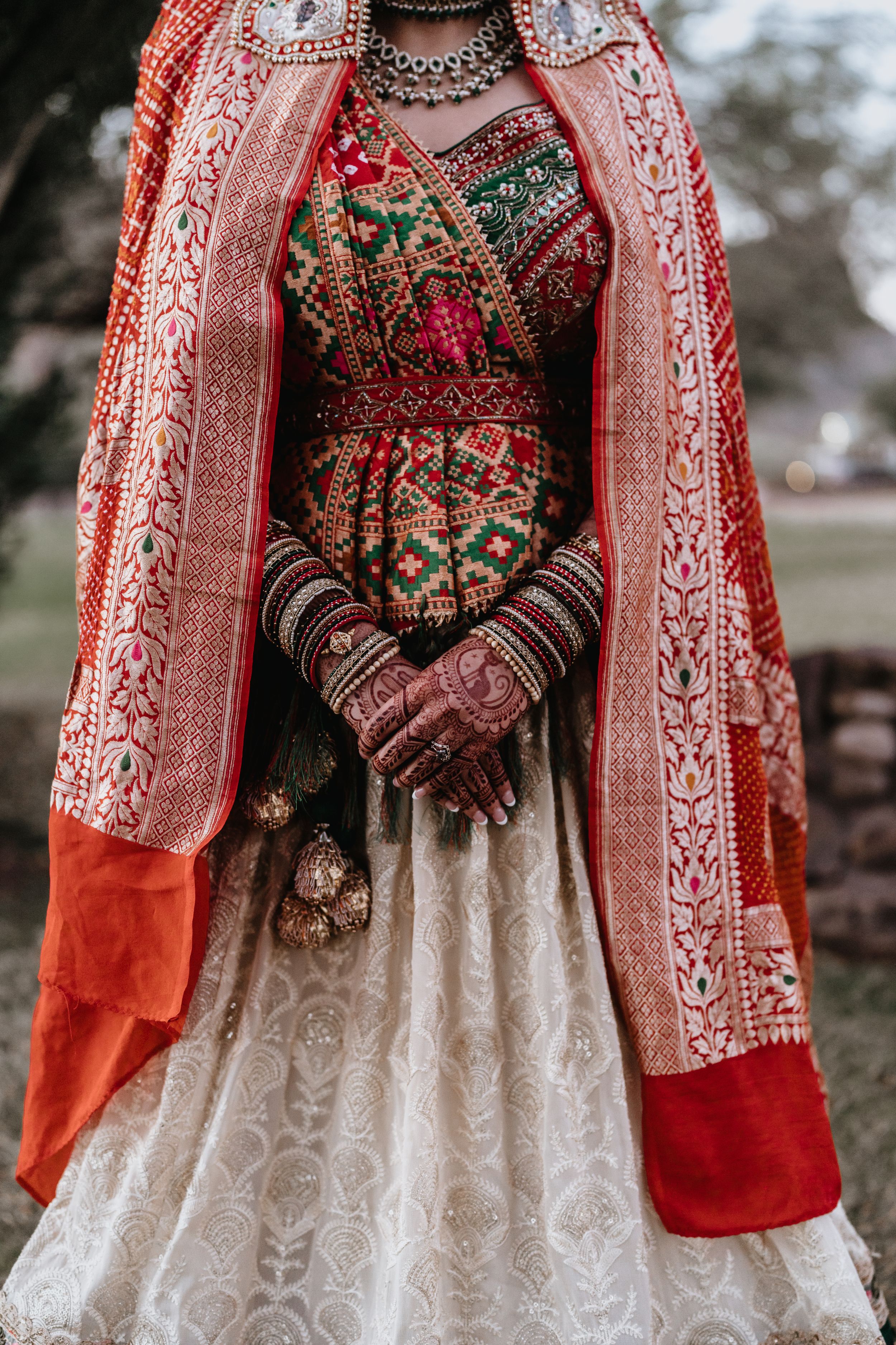 Hindu wedding detail photos, jewelry and ornate clothing (22 of 33)